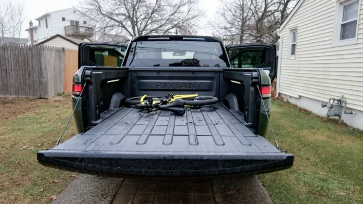 Обзор Rivian R1T Tri 2025: сверхскоростной демон фото