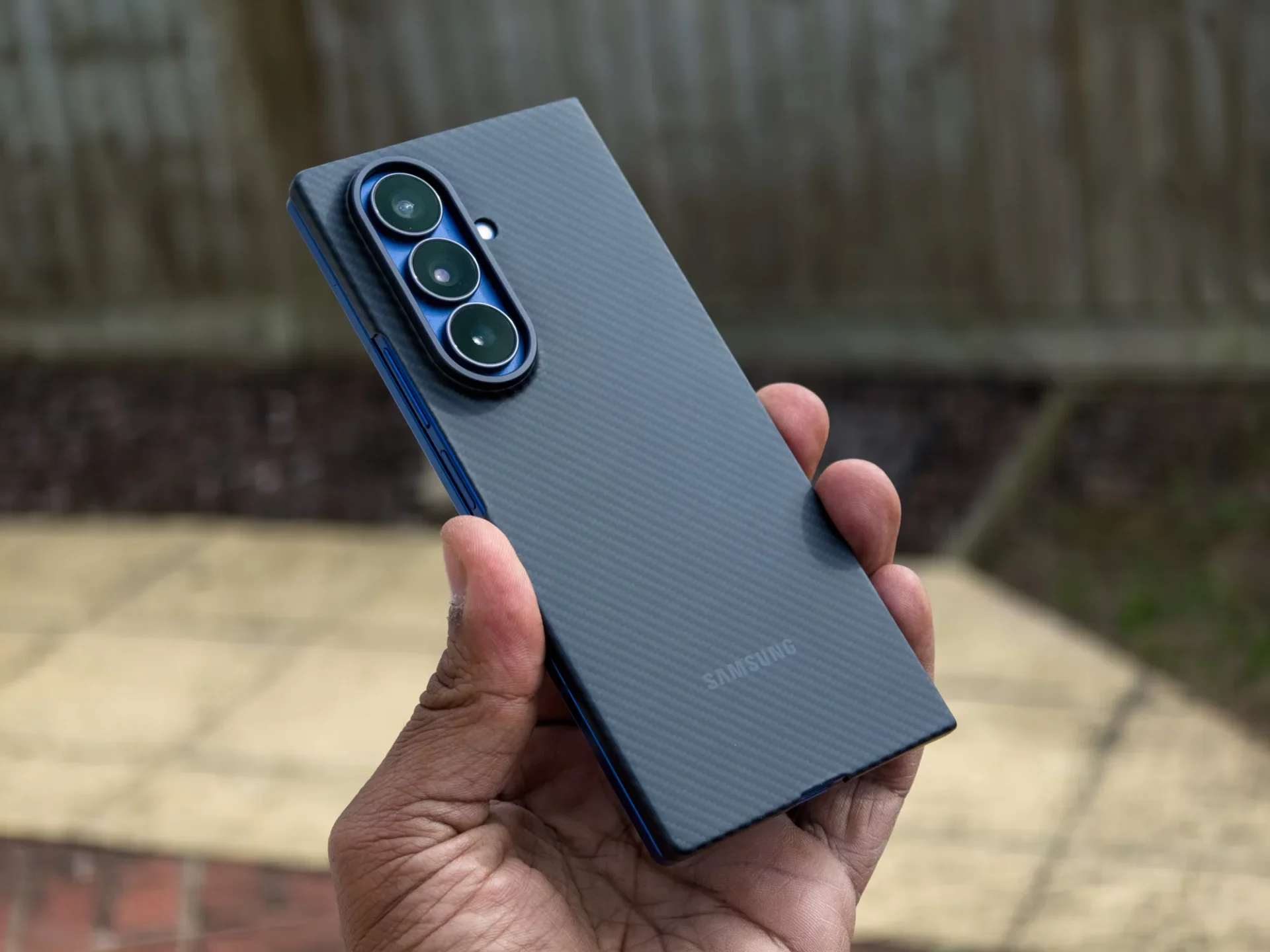 Я перепробовал десятки чехлов для Galaxy Z Fold 7, и все они упускают одну простую, но гениальную деталь