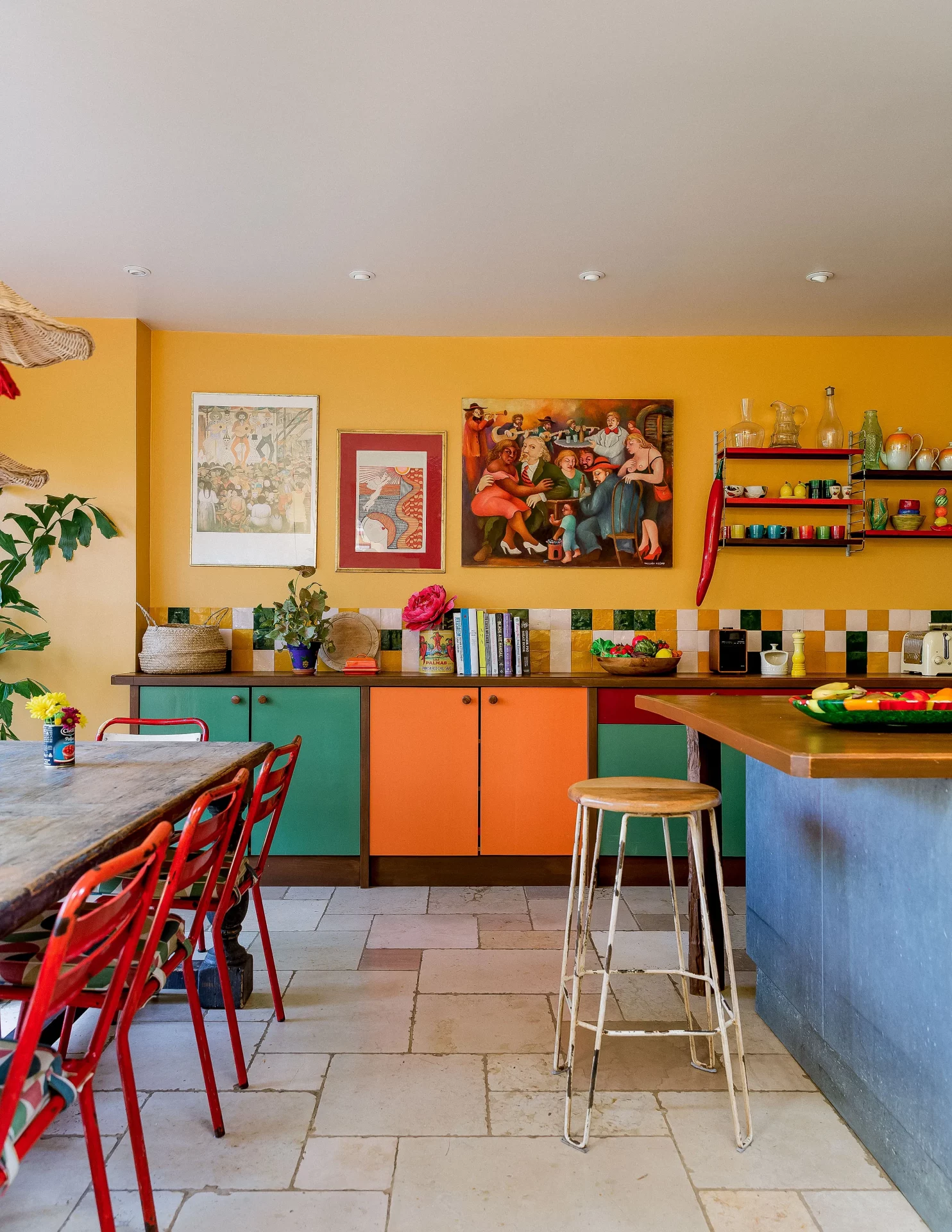 Искусство на кухне и в ванной: как превратить обычные комнаты в галереи