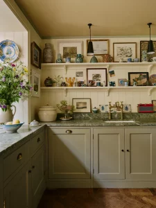 Искусство на кухне и в ванной: как превратить обычные комнаты в галереи