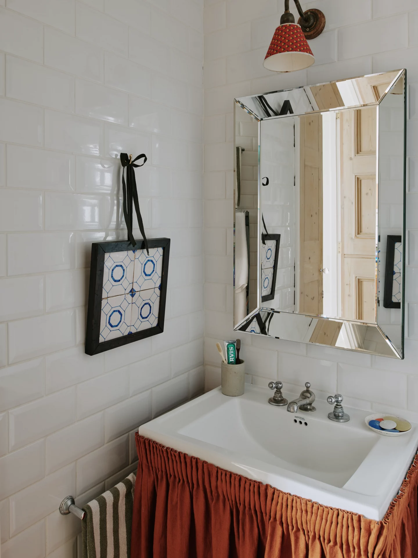 Искусство на кухне и в ванной: как превратить обычные комнаты в галереи