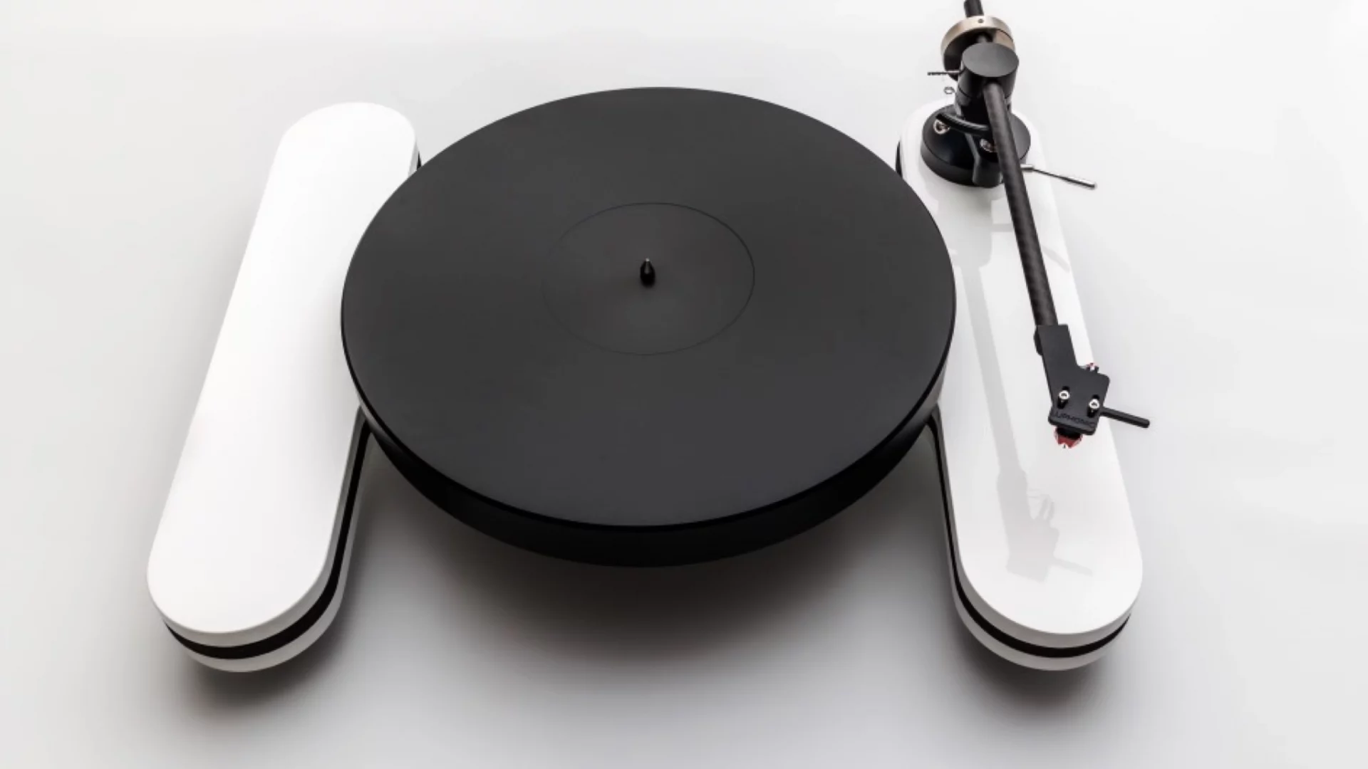 Этот невероятно крутой проигрыватель управляется съемным диском вместо кнопок, и это странная мечта минималиста