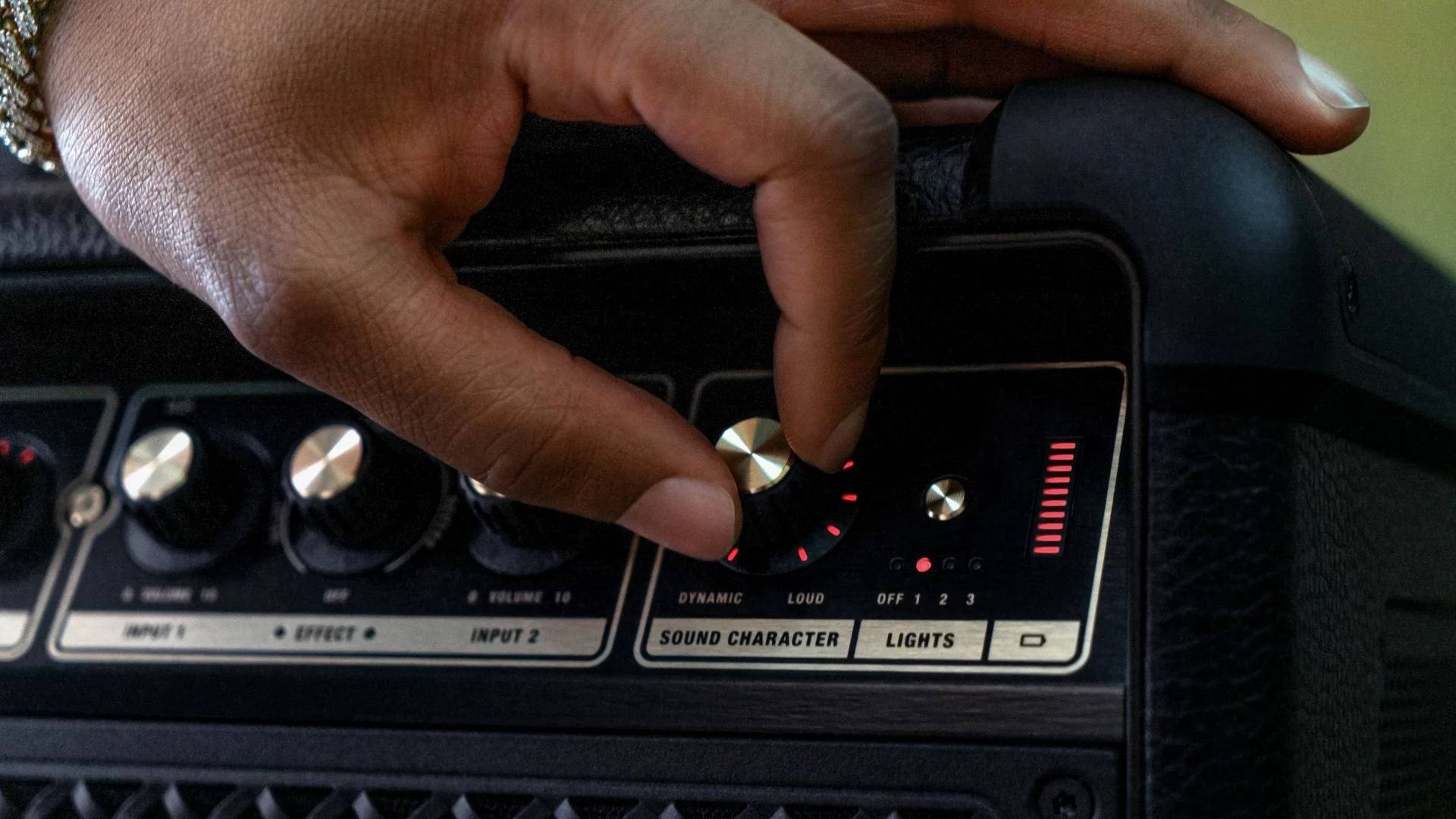 Marshall выпускает монстра для вечеринок: 40 часов музыки, динамическая подсветка и оглушительная мощь