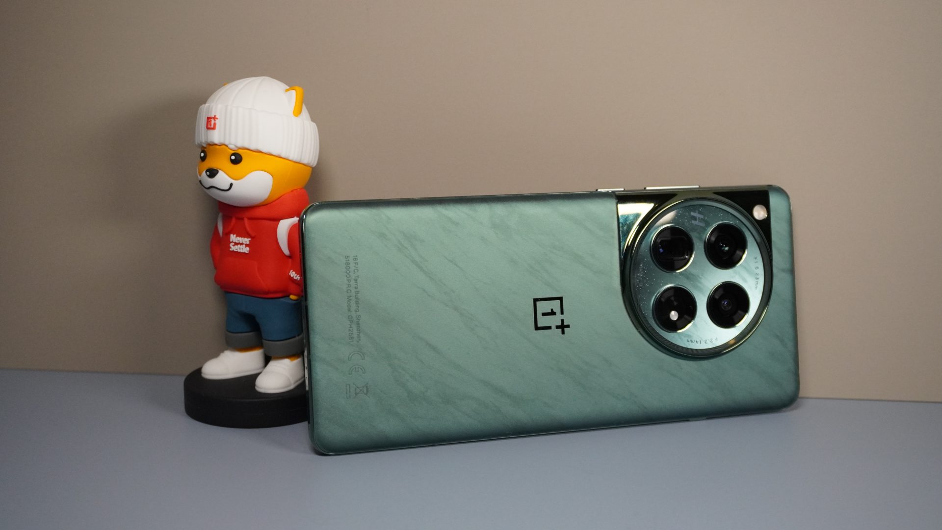 Прорыв в display-технологиях: как OnePlus 15 обойдет Samsung и Apple