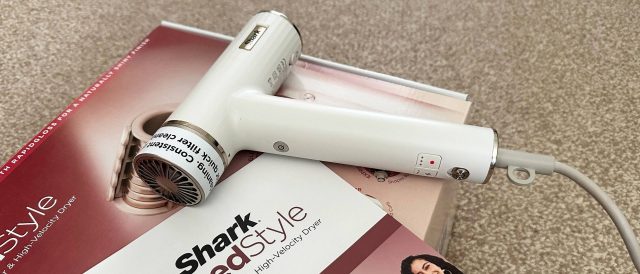 Обзор фена Shark SpeedStyle 5-in-1: быстрая сушка без вреда