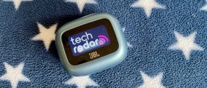 Обзор JBL Live Beam 3: наушники с экраном и 48 часами работы