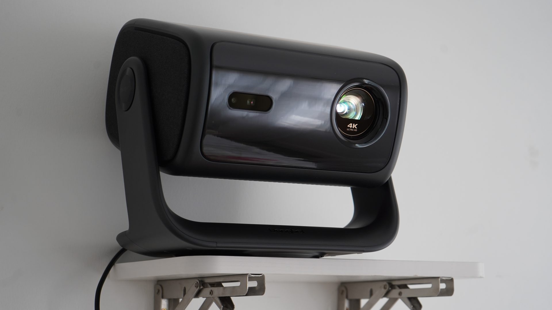 Обзор Dangbei MP1 MAX — яркий 4K-проектор для потолка картинка Dangbei MP1 MAX