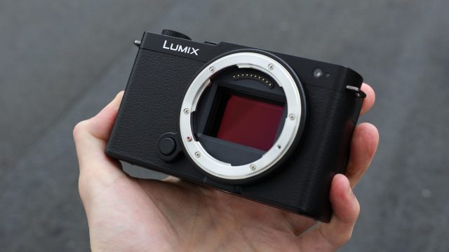 02_Panasonic Lumix S9 camera held in a hand Обзор Panasonic Lumix S9: полнокадровая камера для креатива