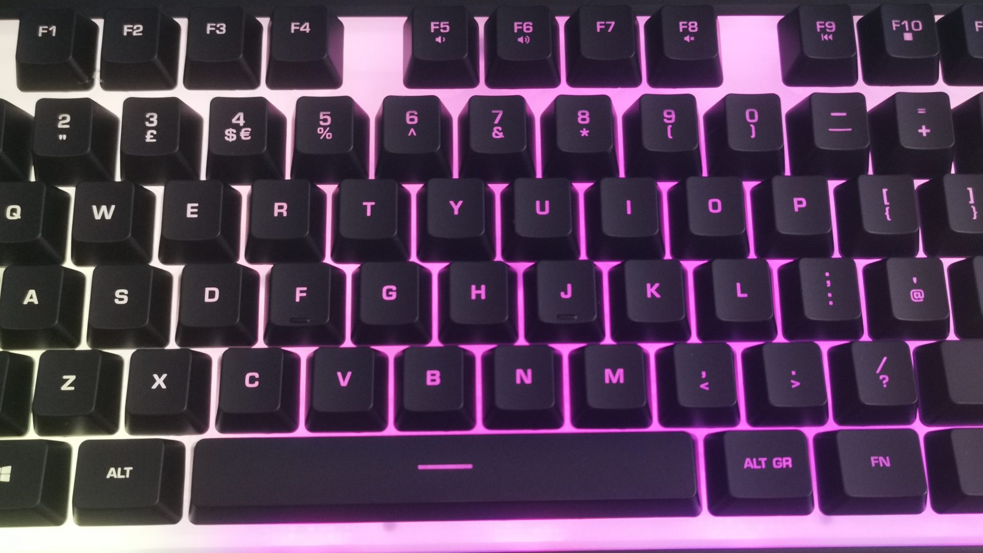 Обзор Roccat Magma — тихая мембранная клавиатура с RGB картинка Roccat Magma