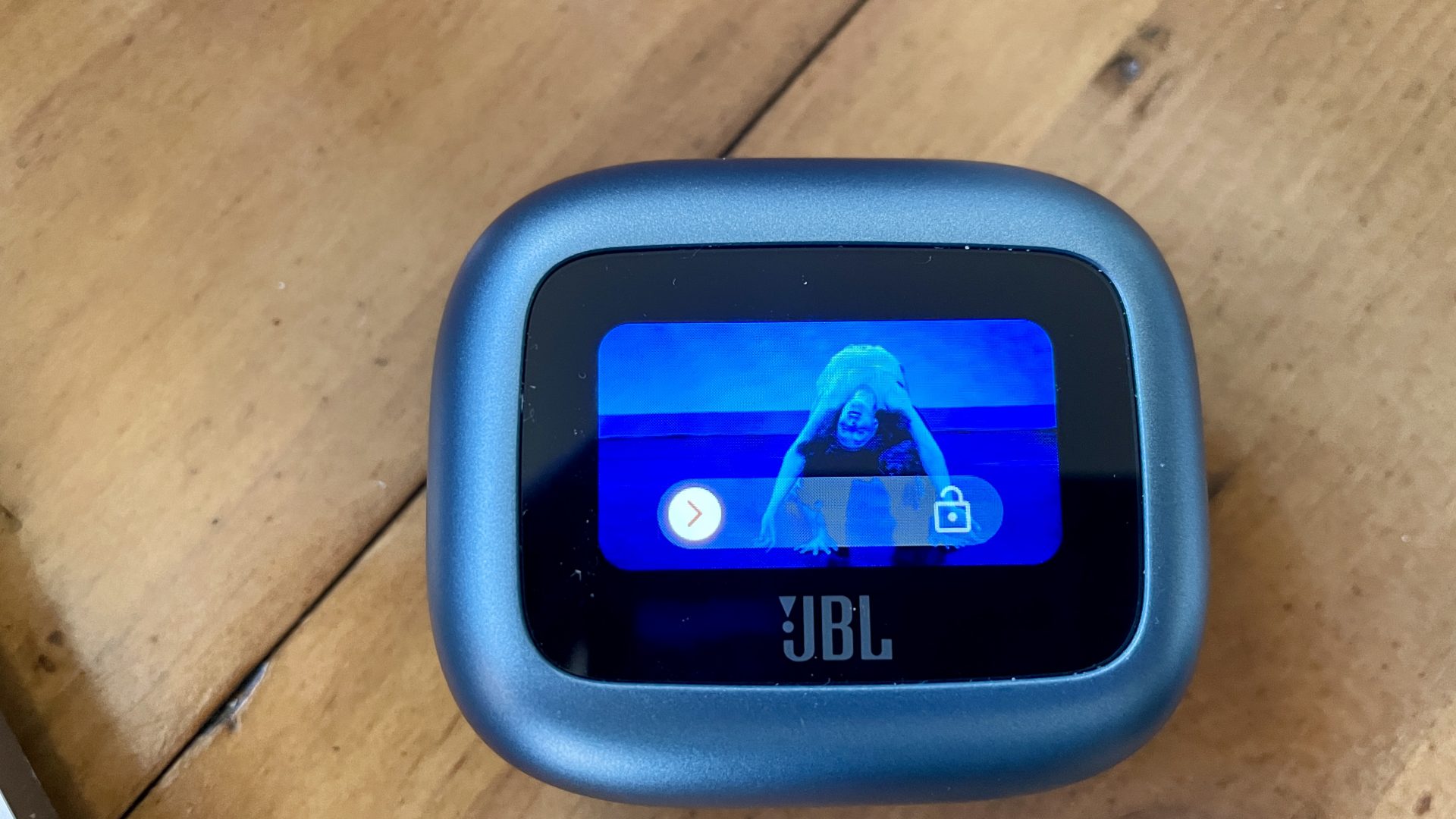 Обзор JBL Live Beam 3: наушники с экраном и 48 часами работы картинка JBL Live Beam 3