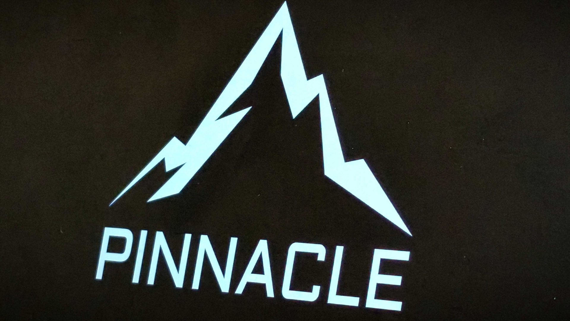 Обзор Overclockers Pinnacle — мощный игровой ноутбук картинка Overclockers Pinnacle