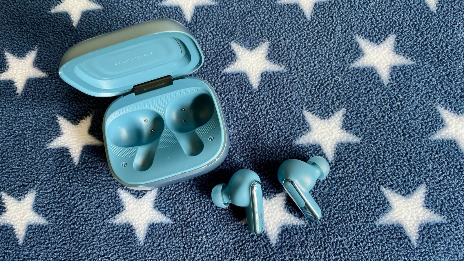 Обзор JBL Live Beam 3: наушники с экраном и 48 часами работы картинка JBL Live Beam 3