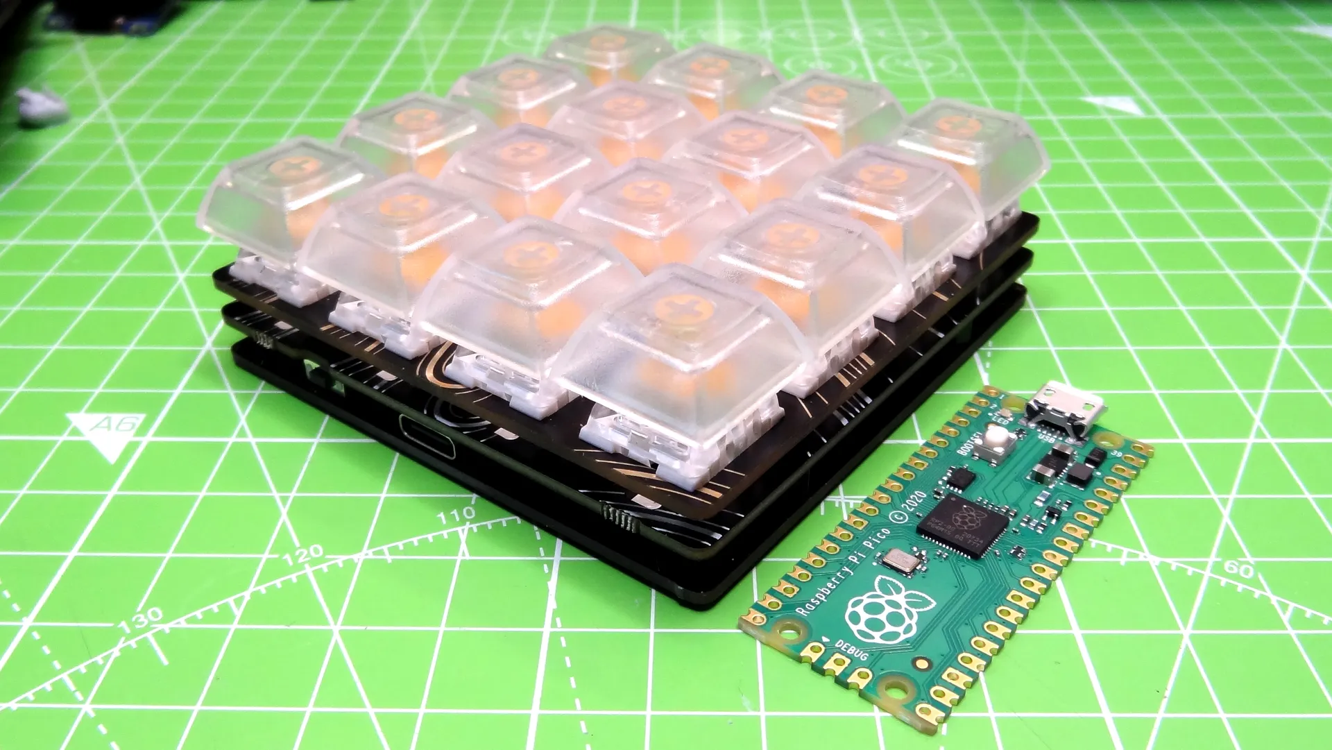 Тесты Pimoroni Keybow 2040 – кастомизация и ПО