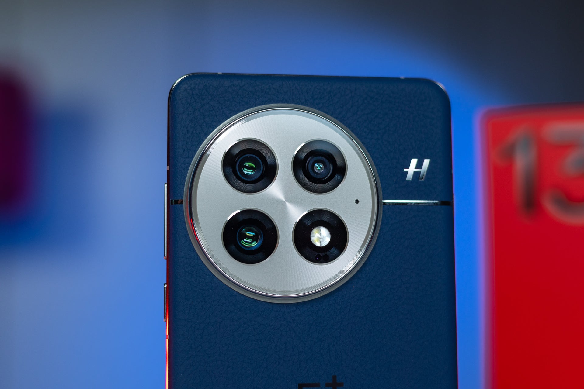 Чего ждать от OnePlus 15? Все слухи о дизайне, камере и дате выхода картинка Чего ждать от OnePlus 15? Все слухи о дизайне, камере и дате выхода