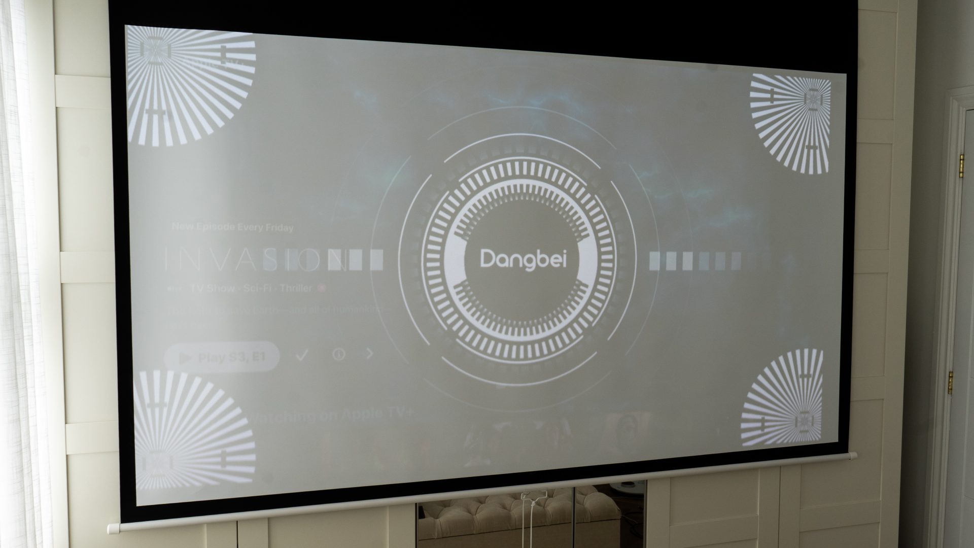 Обзор Dangbei MP1 MAX — яркий 4K-проектор для потолка картинка Dangbei MP1 MAX