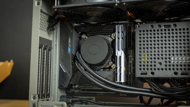 Cooler Master NR200P Max-16