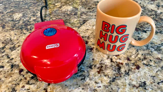 Мини-вафельница Dash