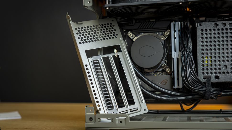 Cooler Master NR200P Max-19