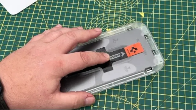 Защитные пленки для iPhone 15: как выбрать? картинка Spigen Glas.tR EZ Fit