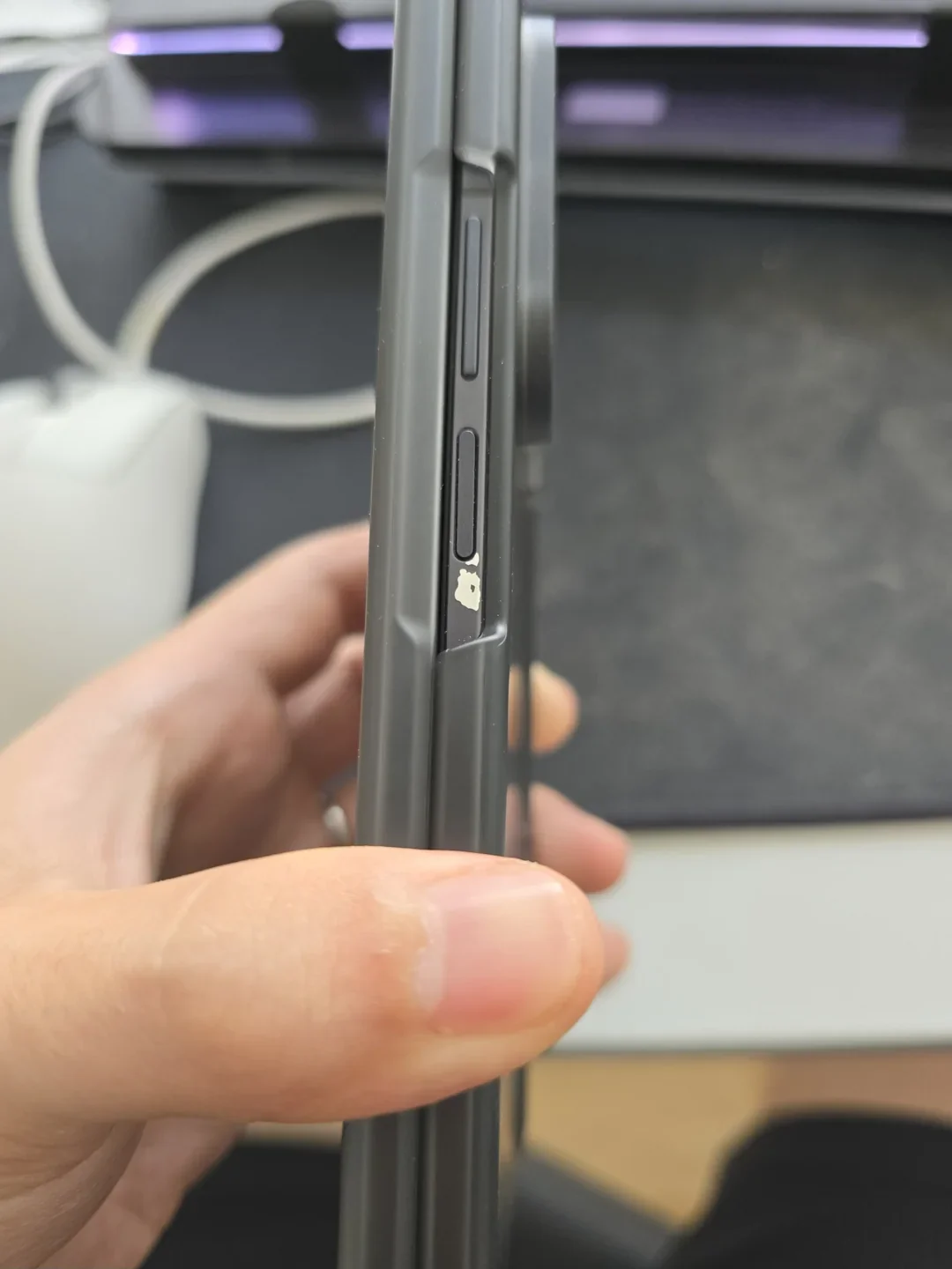 Заплати 162 тыс. руб. и смотри, как твой Samsung облезает: краска на Z Fold 7 снова отслаивается