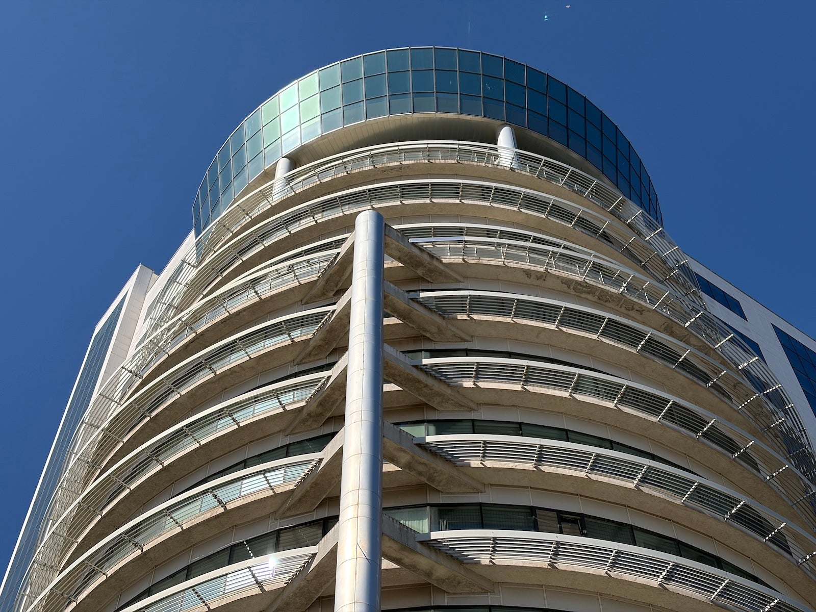 iPhone 17 против iPhone 16e: премиум против бюджетного iPhone картинка iPhone 17 против iPhone 16e