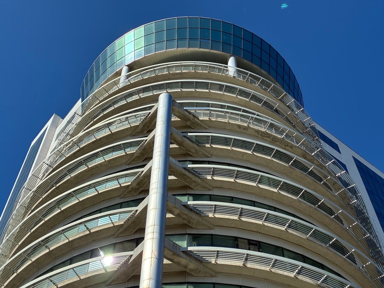 iPhone 17 против iPhone 16e: премиум против бюджетного iPhone картинка iPhone 17 против iPhone 16e