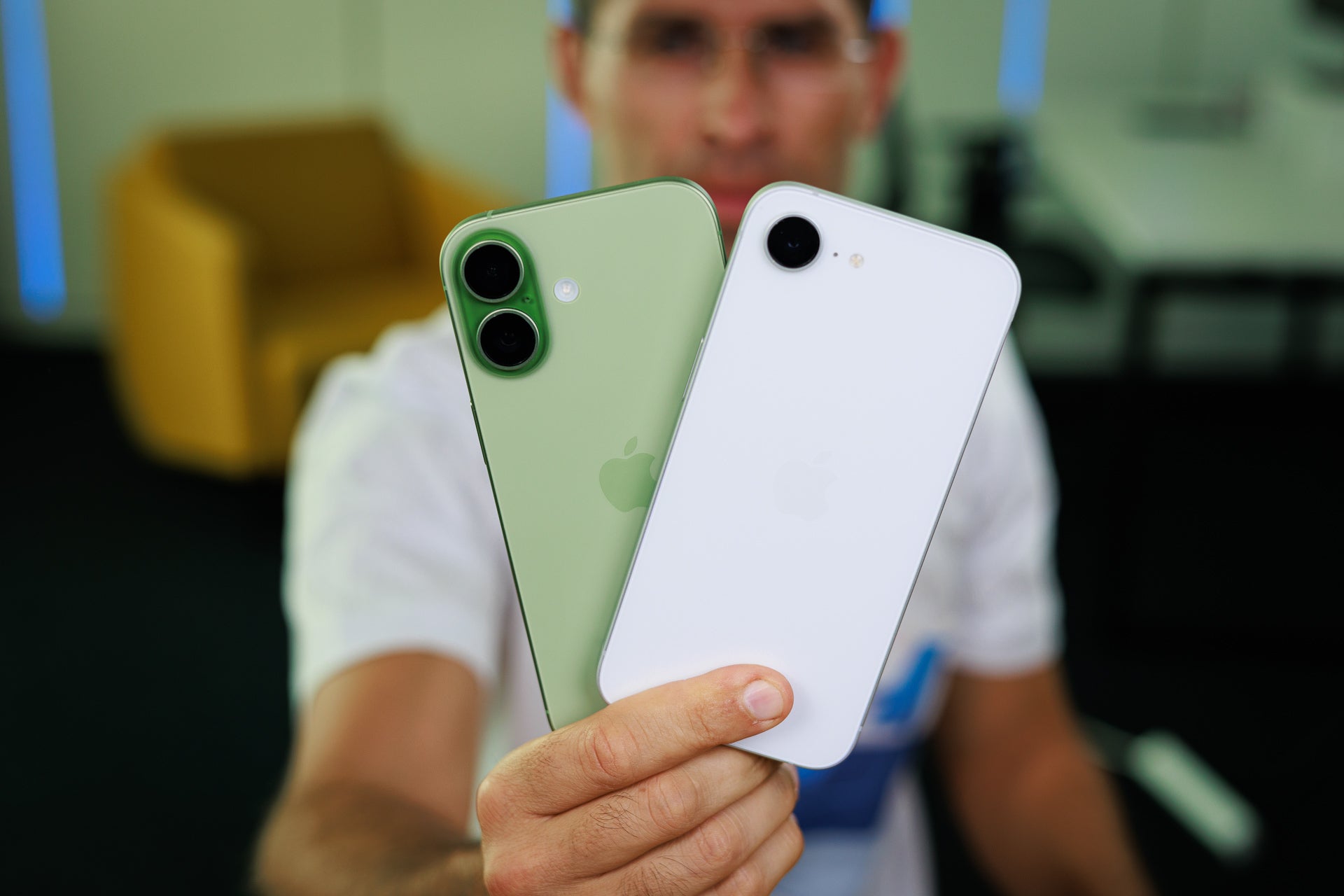 iPhone 17 против iPhone 16e: премиум против бюджетного iPhone картинка iPhone 17 против iPhone 16e