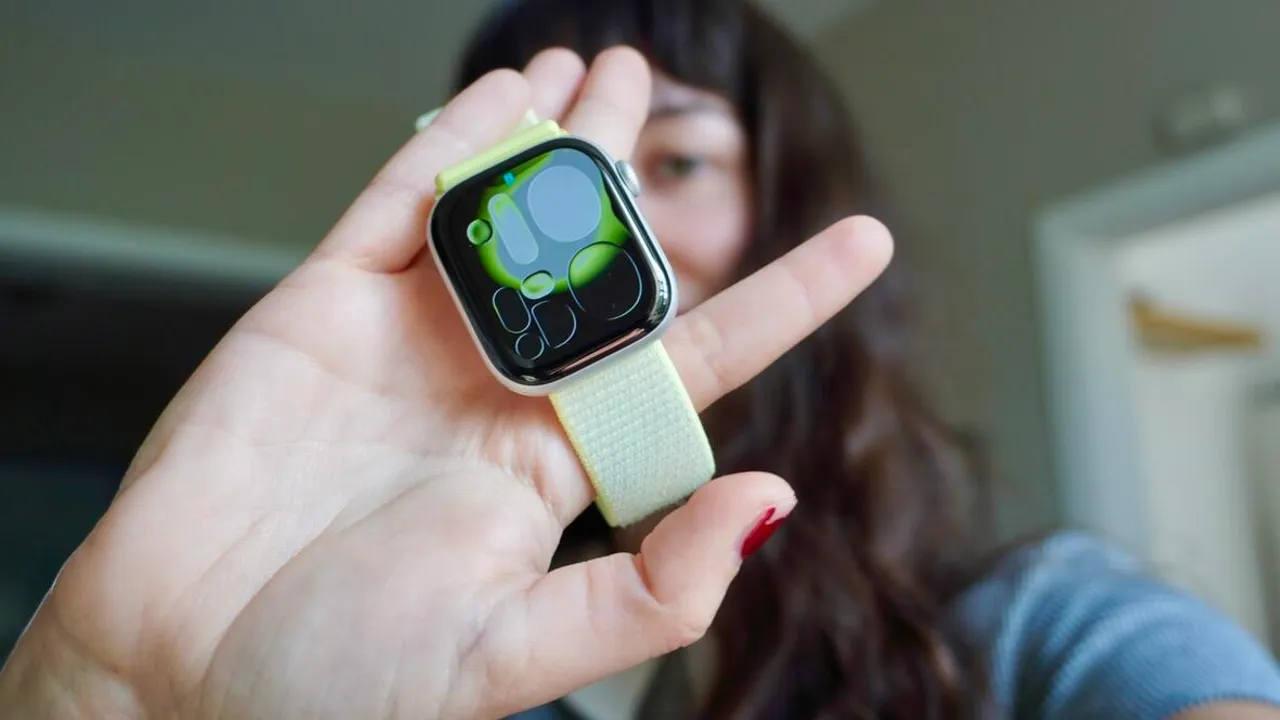 Apple Watch Series 11 против Google Pixel Watch 4: что лучше?