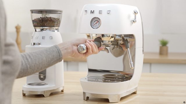 Smeg запускает ручную кофемашину с феноменальной скоростью колд-брю