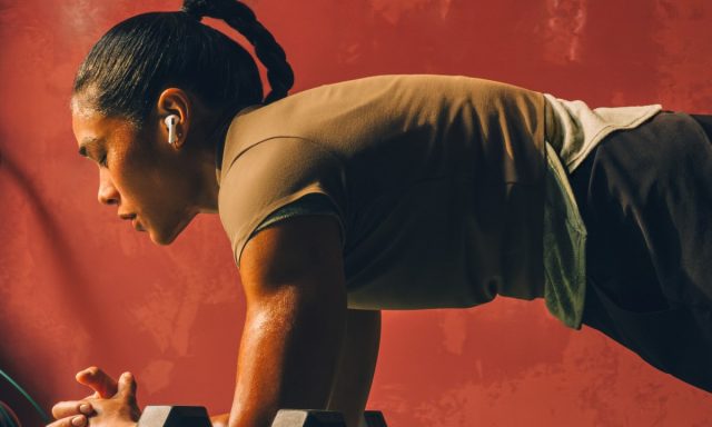 Apple-AirPods-Pro-3-lifestyle-01-250909 AirPods Pro 3: интрига нарастает, но два вопроса остаются