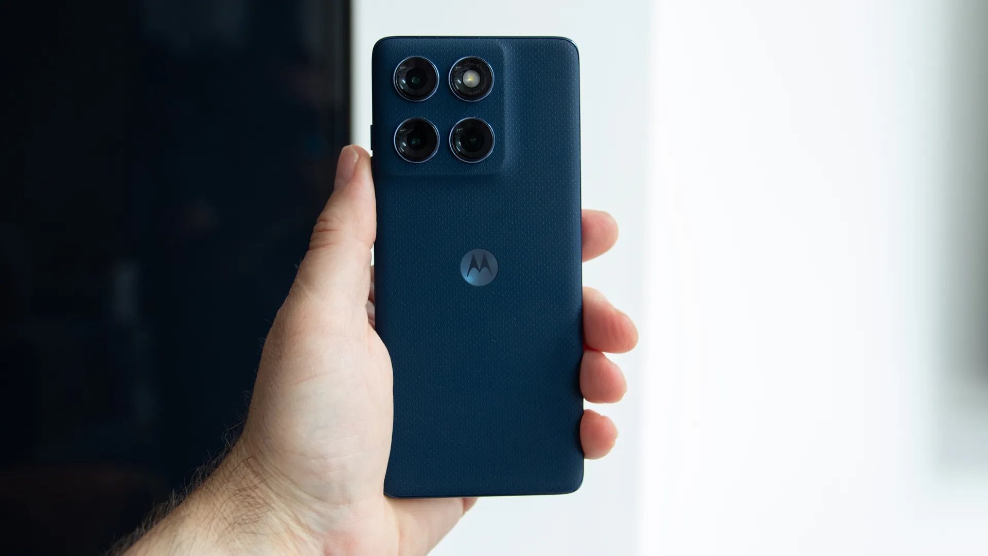 Apple и Samsung, подвиньтесь: Motorola готовит свой ультратонкий ответ в ярких цветах