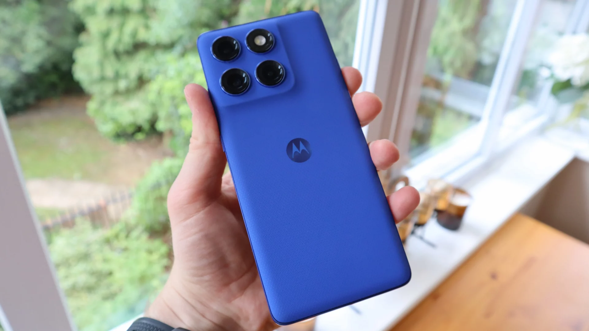 Apple и Samsung, подвиньтесь: Motorola готовит свой ультратонкий ответ в ярких цветах