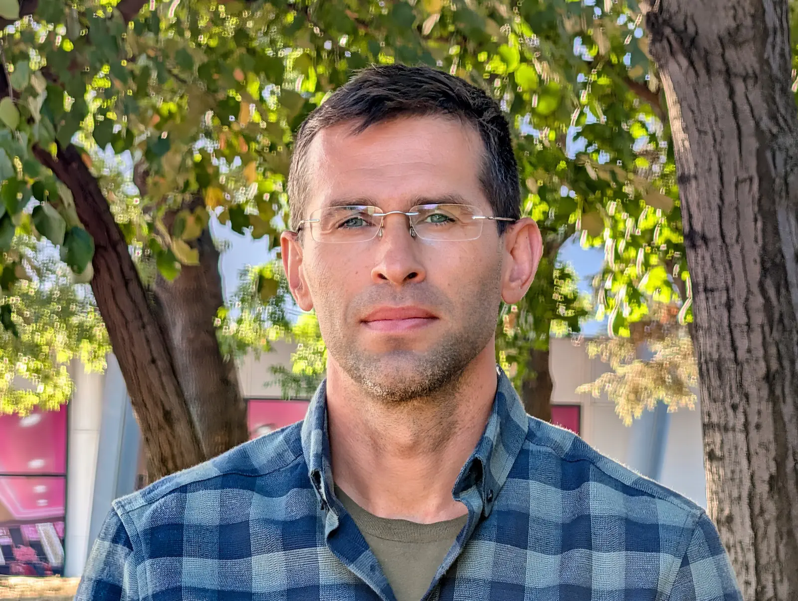 Камера iPhone 17 Pro разочаровала в первых тестах. Apple проигрывает Google? картинка Битва камер 2025: новое железо Apple против магии ИИ от Google