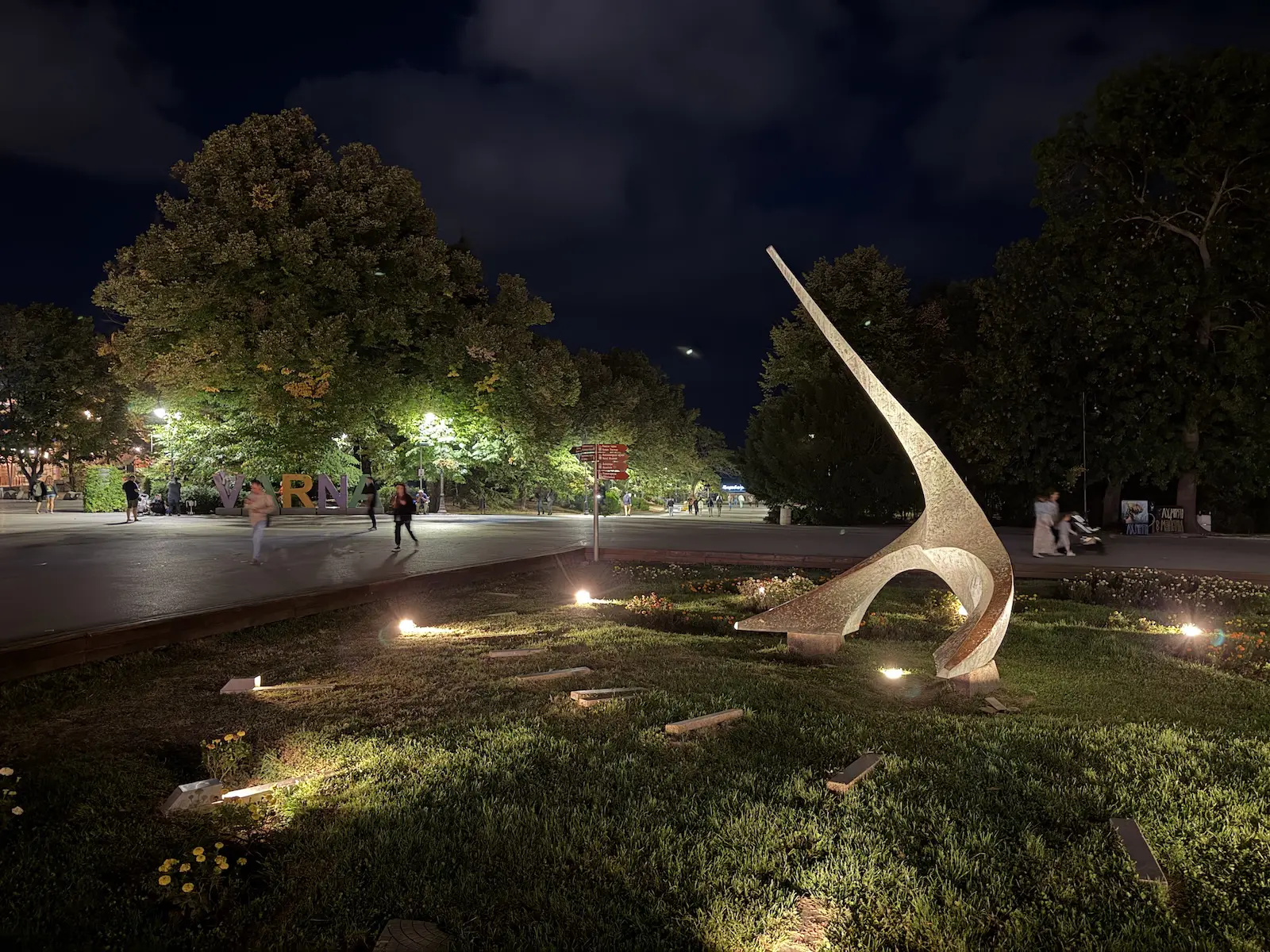 Камера iPhone 17 Pro разочаровала в первых тестах. Apple проигрывает Google? картинка Битва камер 2025: новое железо Apple против магии ИИ от Google