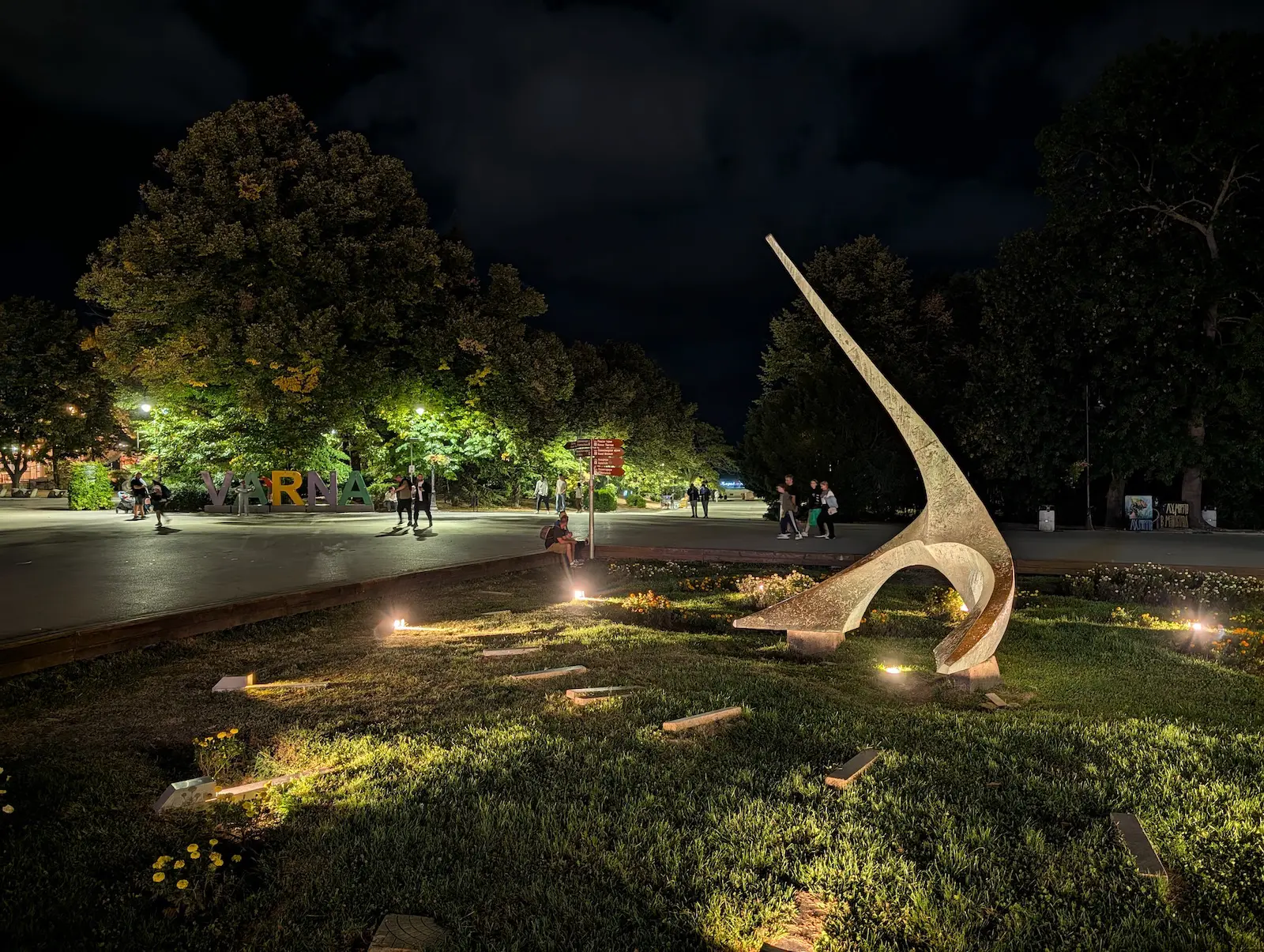 Камера iPhone 17 Pro разочаровала в первых тестах. Apple проигрывает Google? картинка Битва камер 2025: новое железо Apple против магии ИИ от Google