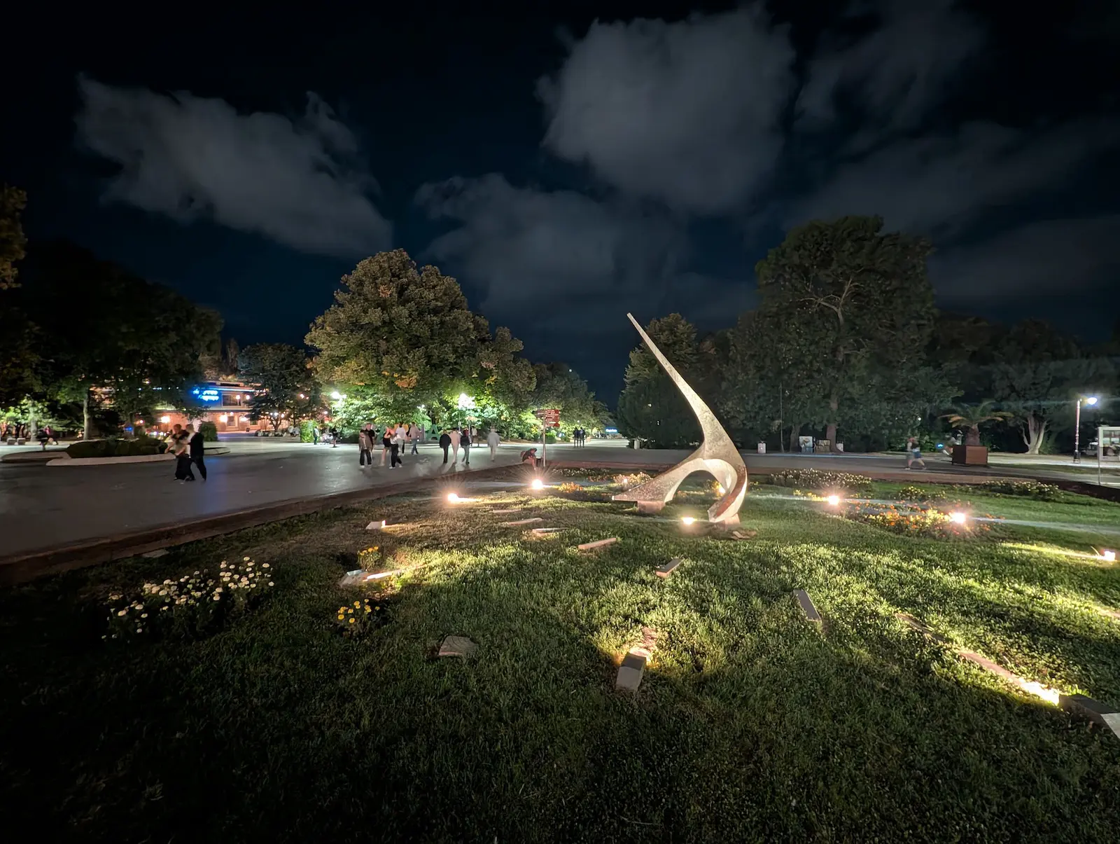 Камера iPhone 17 Pro разочаровала в первых тестах. Apple проигрывает Google? картинка Битва камер 2025: новое железо Apple против магии ИИ от Google