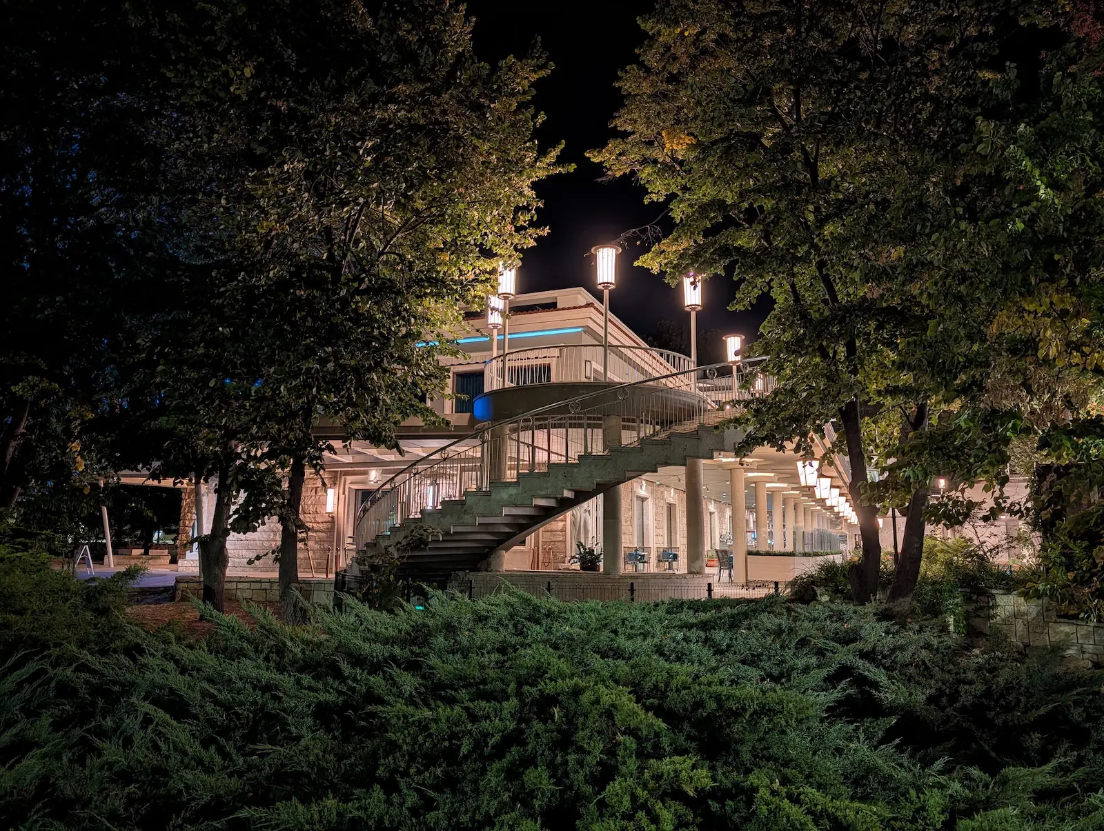 Камера iPhone 17 Pro разочаровала в первых тестах. Apple проигрывает Google? картинка Битва камер 2025: новое железо Apple против магии ИИ от Google