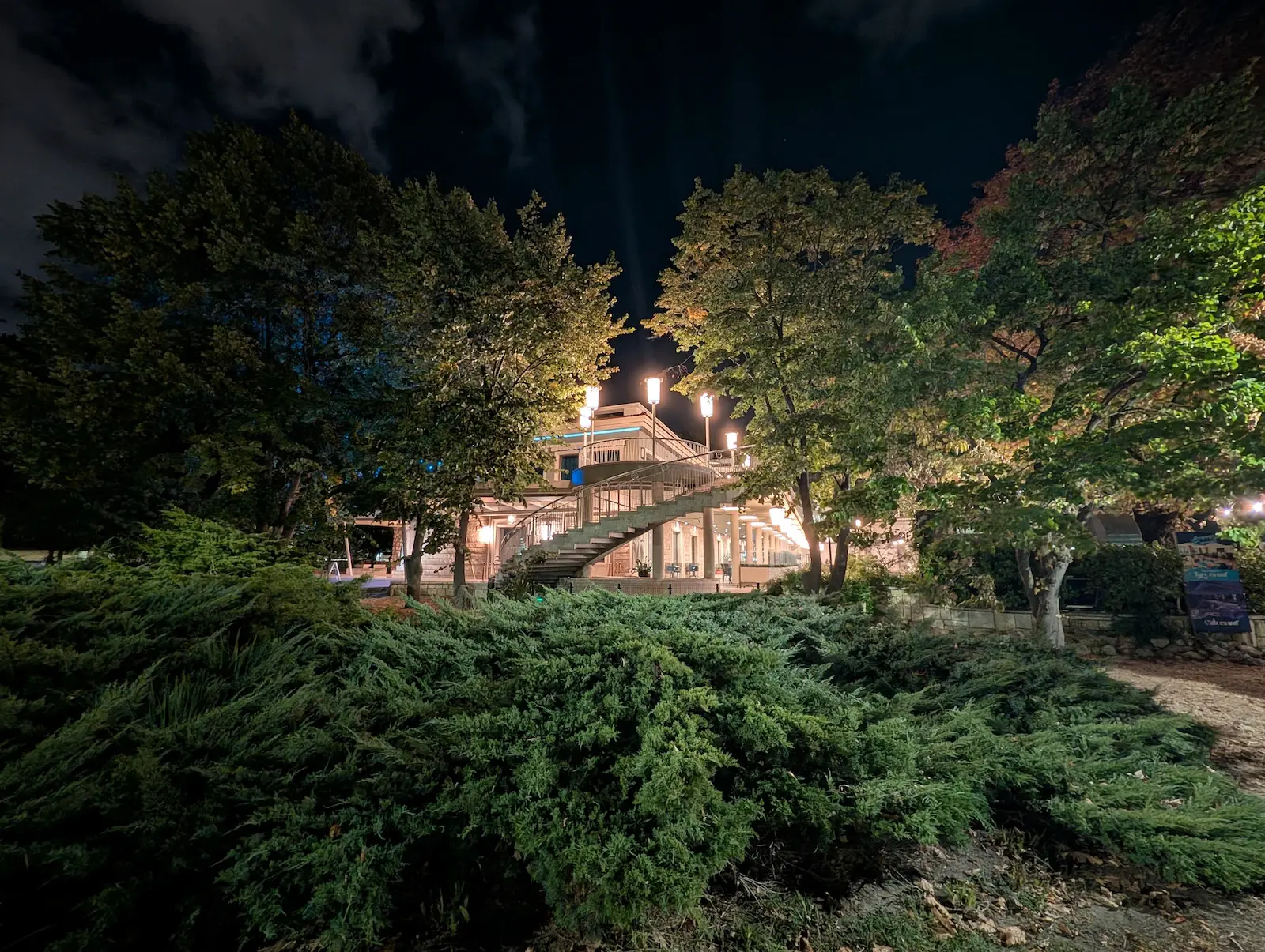 Камера iPhone 17 Pro разочаровала в первых тестах. Apple проигрывает Google? картинка Битва камер 2025: новое железо Apple против магии ИИ от Google