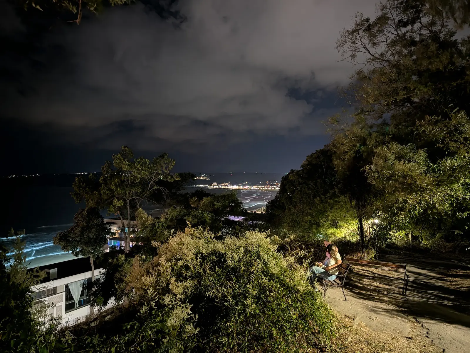 Камера iPhone 17 Pro разочаровала в первых тестах. Apple проигрывает Google? картинка Битва камер 2025: новое железо Apple против магии ИИ от Google