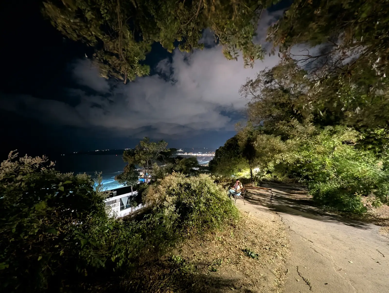 Камера iPhone 17 Pro разочаровала в первых тестах. Apple проигрывает Google? картинка Битва камер 2025 новое железо Apple против магии ИИ от Google