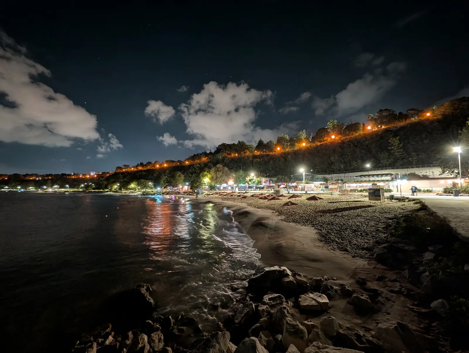 Камера iPhone 17 Pro разочаровала в первых тестах. Apple проигрывает Google? картинка Битва камер 2025: новое железо Apple против магии ИИ от Google