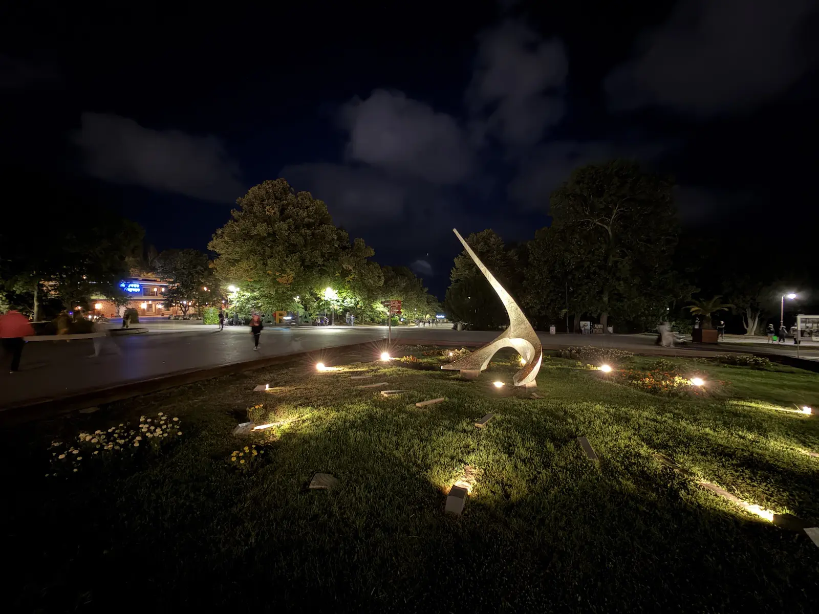 Камера iPhone 17 Pro разочаровала в первых тестах. Apple проигрывает Google? картинка Битва камер 2025: новое железо Apple против магии ИИ от Google