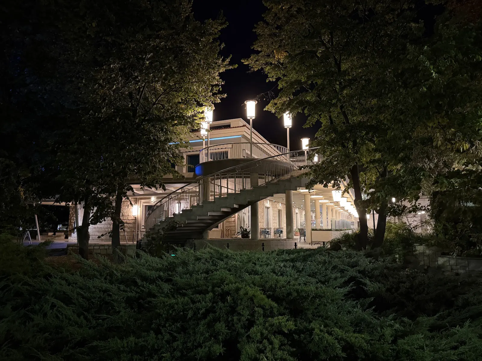 Камера iPhone 17 Pro разочаровала в первых тестах. Apple проигрывает Google? картинка Битва камер 2025: новое железо Apple против магии ИИ от Google