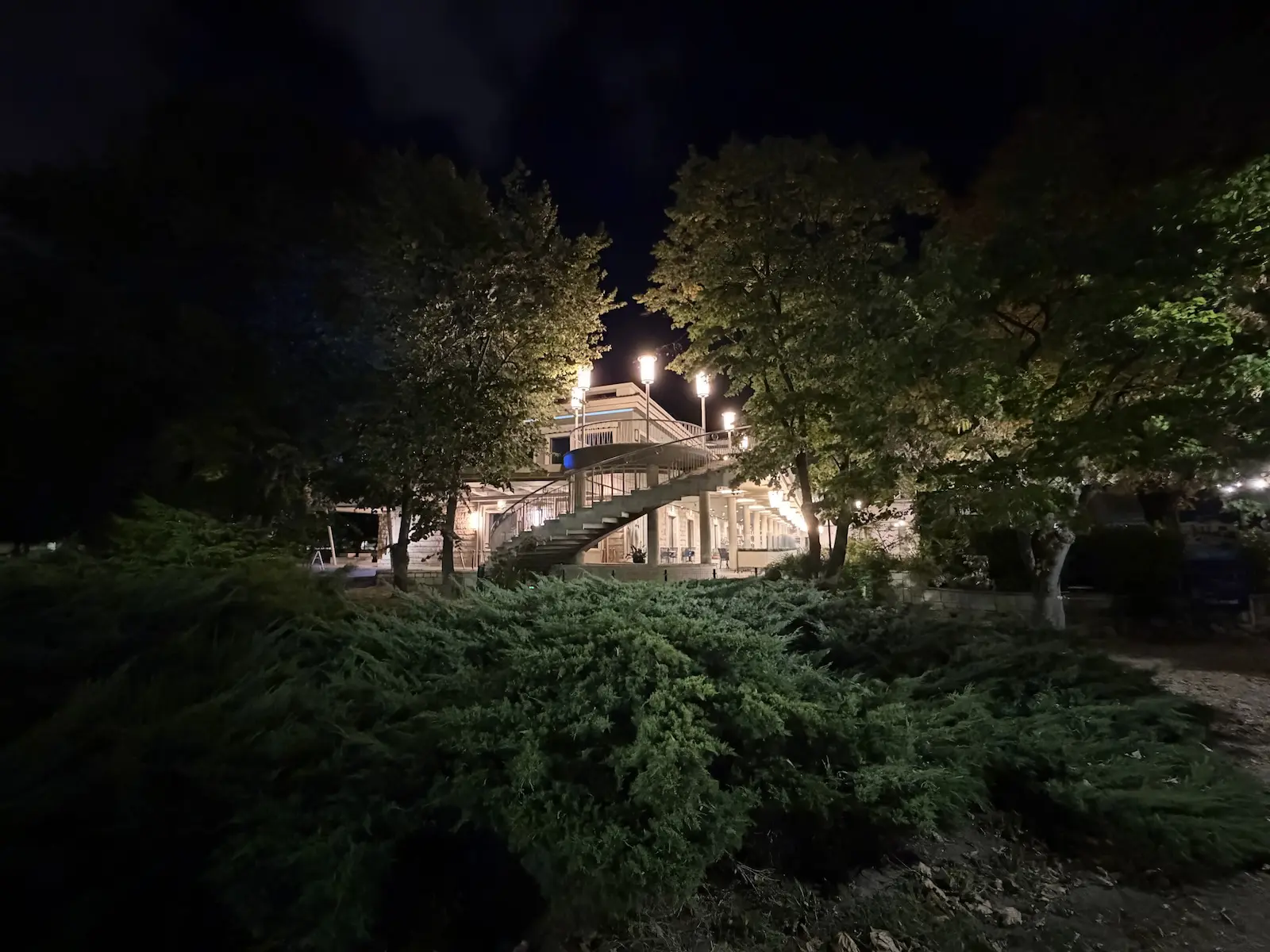 Камера iPhone 17 Pro разочаровала в первых тестах. Apple проигрывает Google? картинка Битва камер 2025: новое железо Apple против магии ИИ от Google