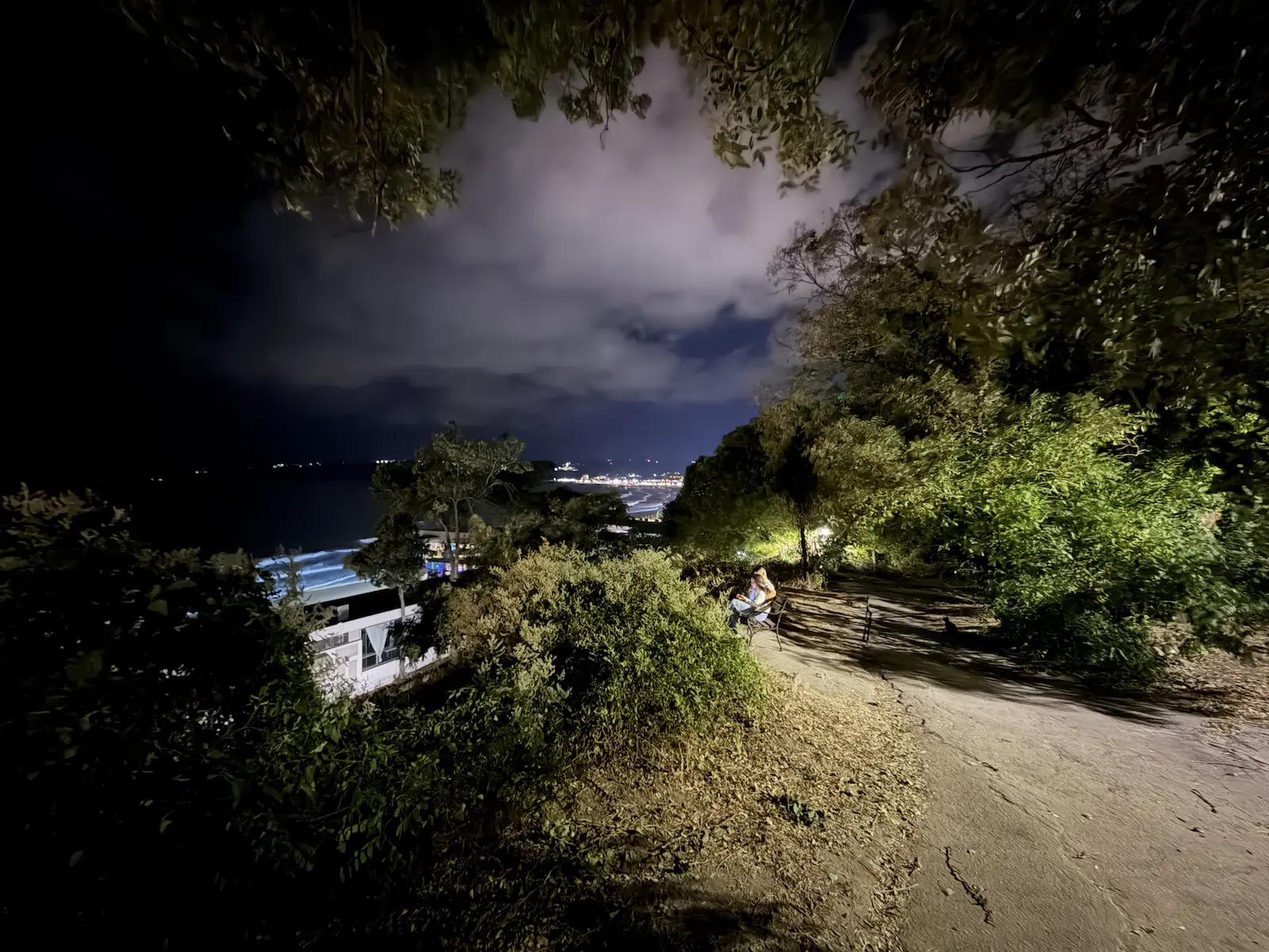 Камера iPhone 17 Pro разочаровала в первых тестах. Apple проигрывает Google? картинка Битва камер 2025: новое железо Apple против магии ИИ от Google