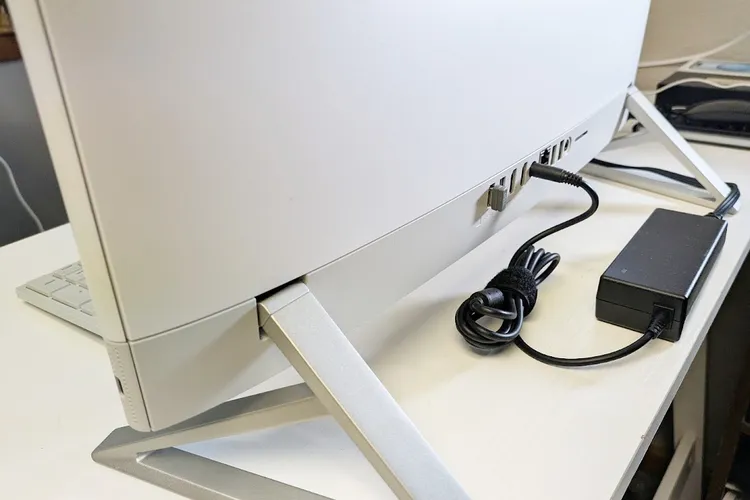 Обзор Dell 24 AIO: мощный звук, продуманный дизайн и отсутствие проблем с настройкой картинка Dell 24 AIO