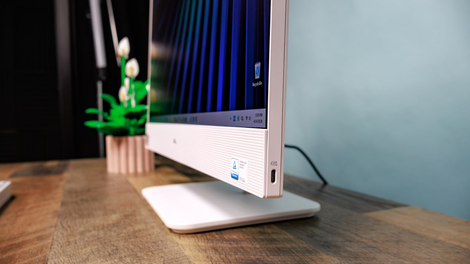 Обзор Dell 24 AIO: мощный звук, продуманный дизайн и отсутствие проблем с настройкой картинка Dell 24 AIO – стильный и простой моноблок с мощным звуком