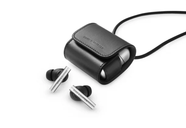 Дороже двух iPhone, но работают 4,5 часа: безумные наушники от Bang & Olufsen