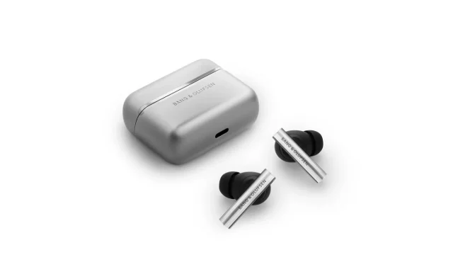 Дороже двух iPhone, но работают 4,5 часа: безумные наушники от Bang & Olufsen