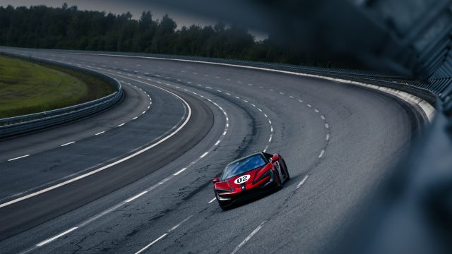 Революция на дорогах: электромобиль официально стал быстрее Bugatti!